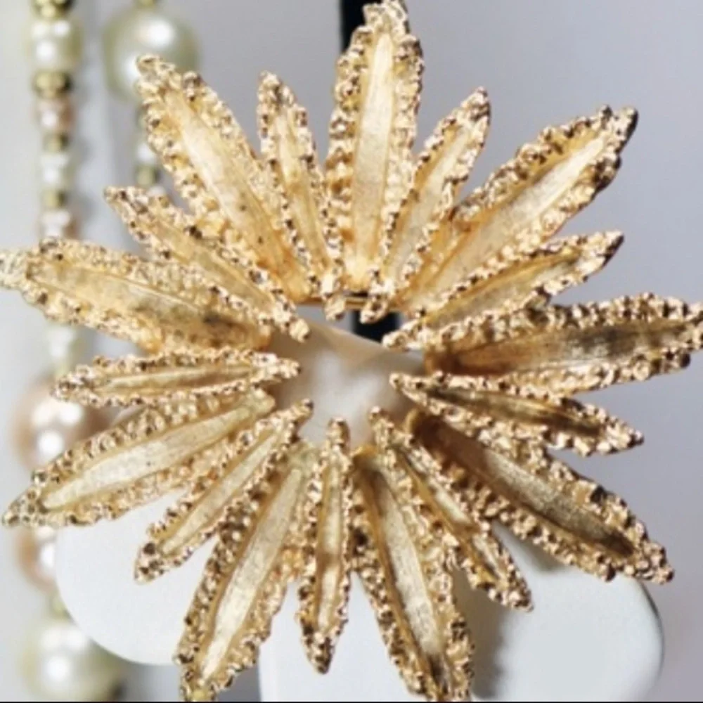 ✨💫 Sparkling 1980s Avon Gold Floral / Celestial Starburst Brooch 🏆💫✨ - Picture 16 of 16
